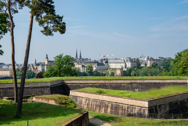 Vanaf Fort Niedergr\u00fcnewald zie je de stad in de verte al liggen