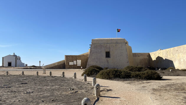 De ingang van Fortaleza de Sagres bij het gelijknamige plaatsje