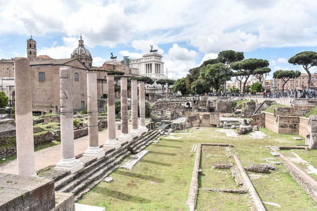 Direct naast het Colosseum ligt het Forum Romanum, een van de andere bezienswaardigheden van Rome
