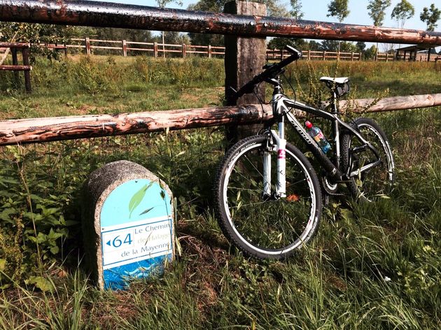 Het fietspad langs de Mayenne staat duidelijk aangegeven
