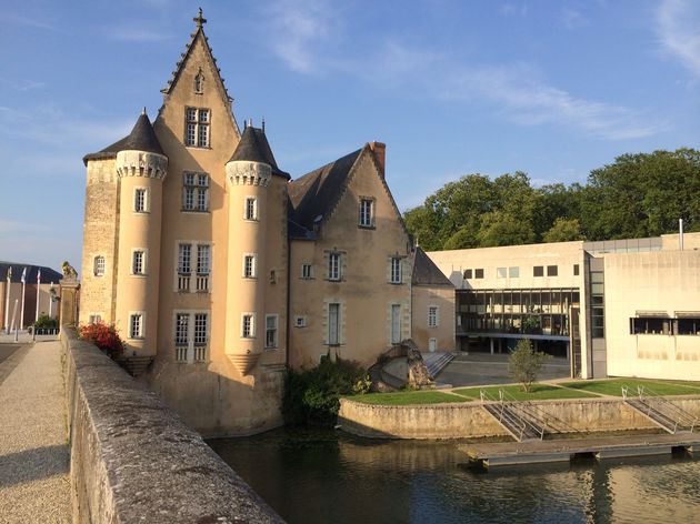 La Fleche Hotel de Ville met oude en nieuwe architectuur