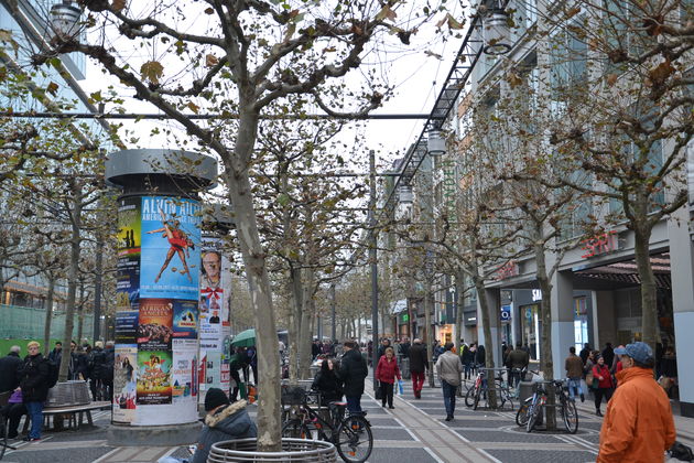 Gezellig versierde winkelstraat