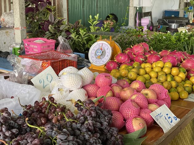 <em>Op de markt vind je een groot aanbod aan verse groente en fruit.<\/em>