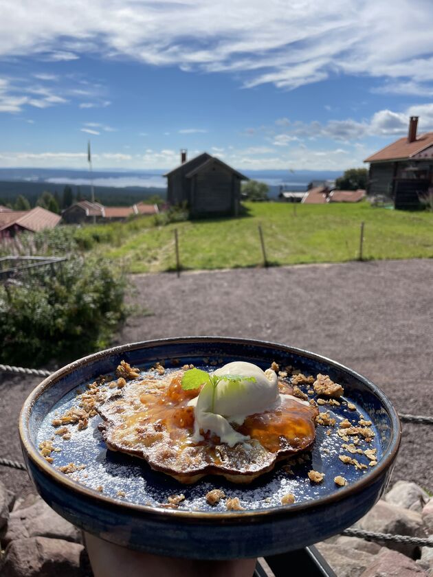 <em>Wafels with a view bij Smidg\u00e5rden in Fryks\u00e5s.<\/em>