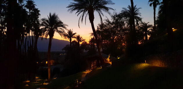 The Oasis Furnace Creek tijdens `sunset`