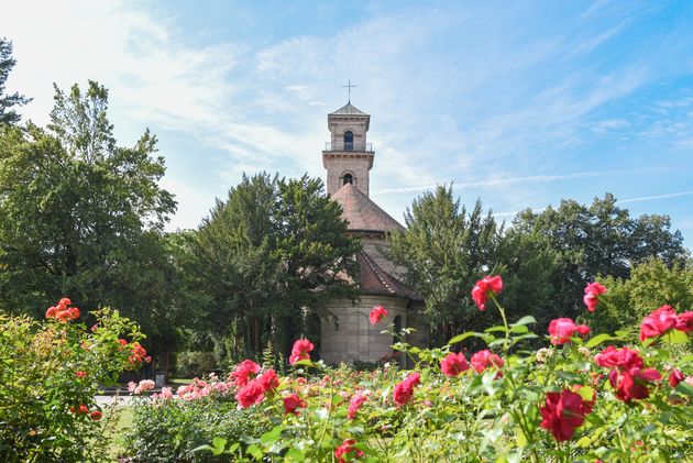 De Toscaanse toren gezien vanuit de rozentuin