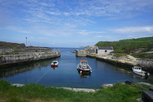 In het dorpje dat vlak langst het Ballintoy haventje ligt, wonen maar zo`n 200 mensen.