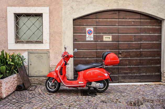 Een klassieker: een rood scootertje in Itali\u00eb