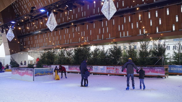 Schaatspret onder de nieuwe Stadshal in Gent