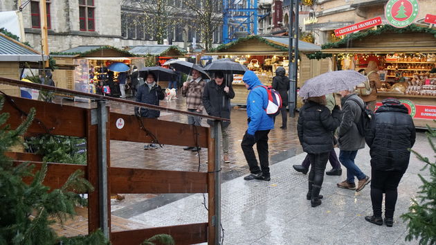 Regenachtige kerstmarkt