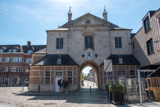 Deze Gevangenenpoort is de oudste stadspoort van Lier die nog overeind staat