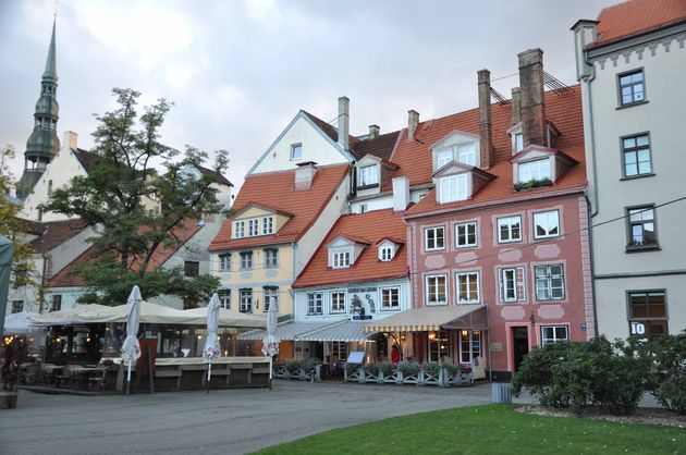 Het gezellige marktplein in Old Town, met uitzicht op de St. Peters Church