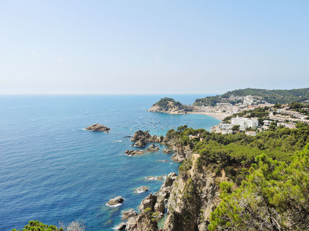 Uitzicht op de prachtige Spaanse kustlijn vanaf de GI-682\u00a9 vvoe - Fotolia