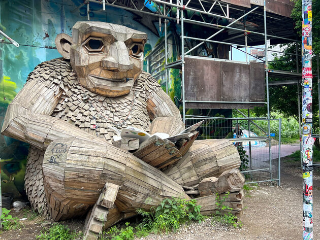 E\u00e9n van de zes Giants, de houten kunstwerken van Thomas Dambo