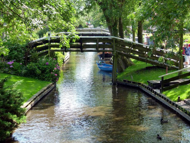 Giethoorn, het Veneti\u00eb van Nederland, waar vervoer vooral over water gebeurt