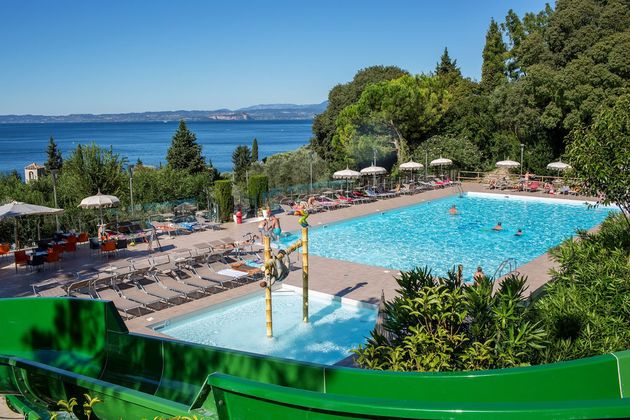 Het zwembad van camping La Rocca met fenomenaal uitzicht over het Gardameer