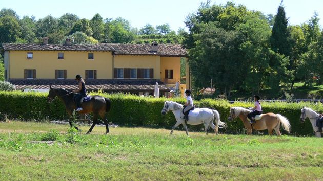 Paardrijden door de groene heuvels rondom het Gardameer