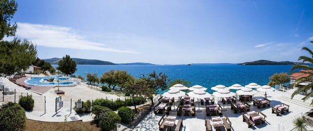 Het zwembad van Camping Vranjica Belvedere geeft fenomenaal uitzicht op zee