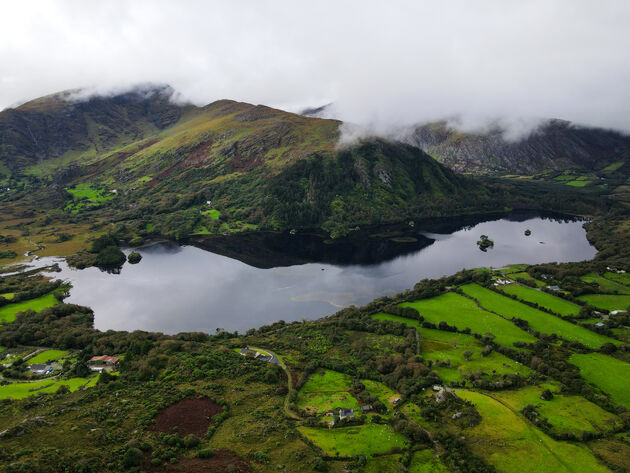 Glanmore Lake vind je aan het begin van de Healy Pass. Een werkelijk waanzinnig uitzicht wacht hier op je. Je bent omringd door stilte, schapen en roofvogels. Wow!