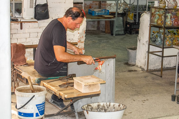 Een glasblazer aan het werk op Murano