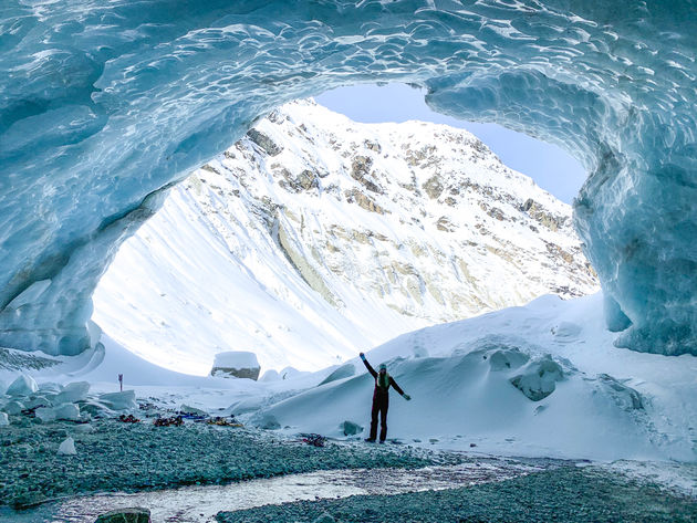 Een ijsgrot in een van de gletsjers in Zwitserland
