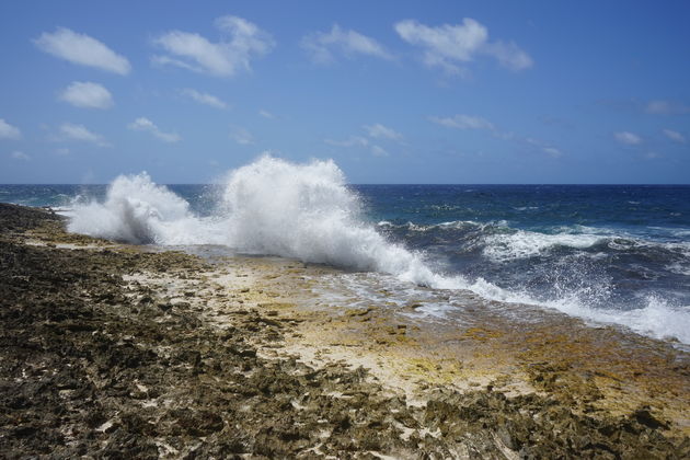 Het is nog een flinke klus om de hoge golven bij Playa Chikitu mooi op de foto te krijgen.