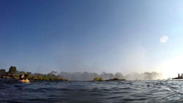 Vanaf Livingstone eiland is het nog een klein stukje lopen en zwemmen door de Zambezi rivier