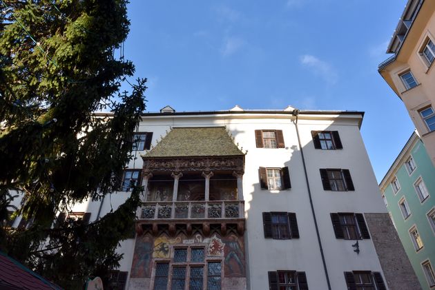 Het beroemde balkon met gouden dak; met dakpannen met \u00e9cht goud.