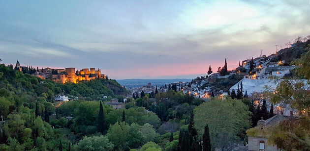 Het Alhambra in Granada is wereldberoemd. Hier m\u00f3\u00e9t je een keer geweest zijn. 