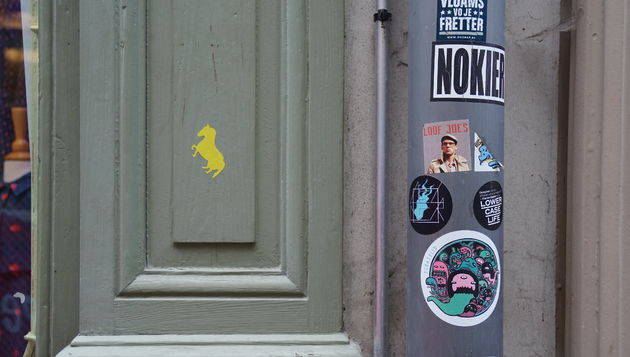 Je drukt 10.000 stickers van gele paardjes die je verspreid over de stad