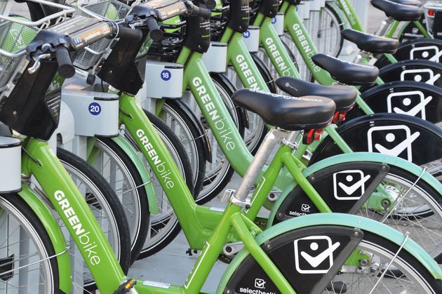 De green bikes zijn handig om je door de stad te begeven en erg snel en gemakkelijk te huren.