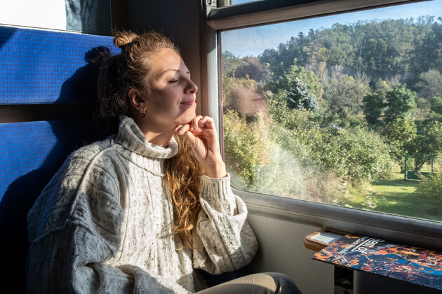 <em>Onderweg zie je het landschap aan je voorbijtrekken. Reizen met de trein is leuk!<\/em>