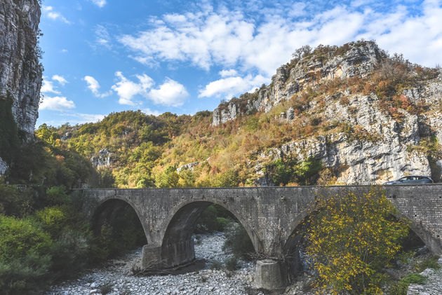 De regio Epirus staat bekend om dit soort mooie stenen boogbruggen, je komt ze overal tegen