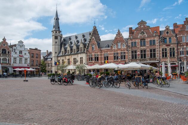 Genieten van gezelligheid op de terrasjes aan de Grote Markt