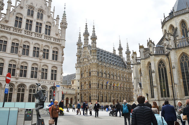 Ook de Sint Pieterskerk en het Tafelrond gebouw zijn te vinden aan de Grote Markt