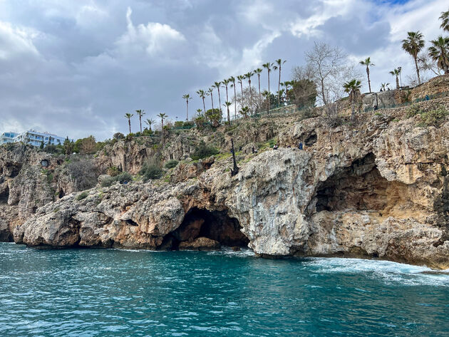 De grotten langs de kust van Antalya
