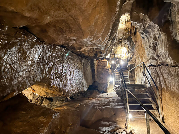 Klimmen en klauteren in de grotten van Hotton<span class=\