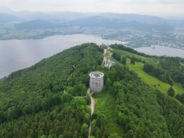 De Gr\u00fcnberg ligt tegen de Traunsee aan