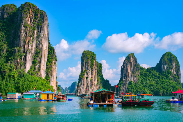 Drijvende huisjes in Ha Long Bay\u00a9 ee12ee - Adobe Stock