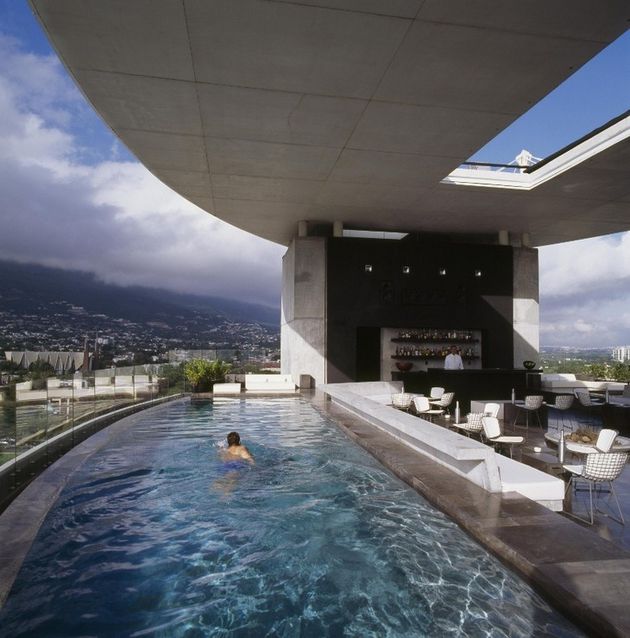 De infinity pool in het Habita Hotel