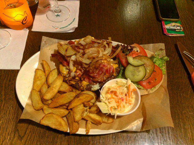 Een echt heerlijke Australische hamburger in een restaurant in het Sony Center