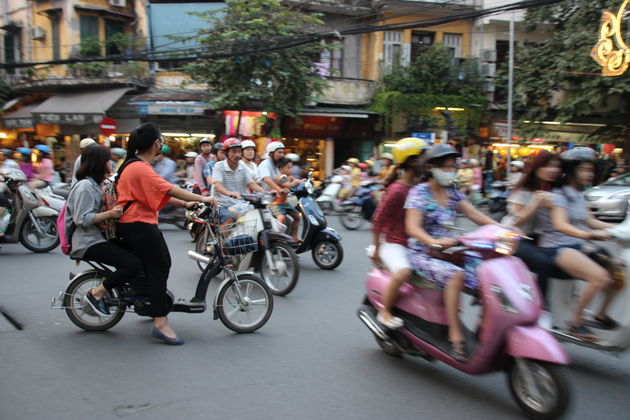 De verkeershectiek in Hanoi is imposant