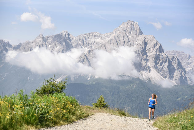 De Dolomieten in Itali\u00eb zijn een van de mooiste plekken op aarde op te hardlopen