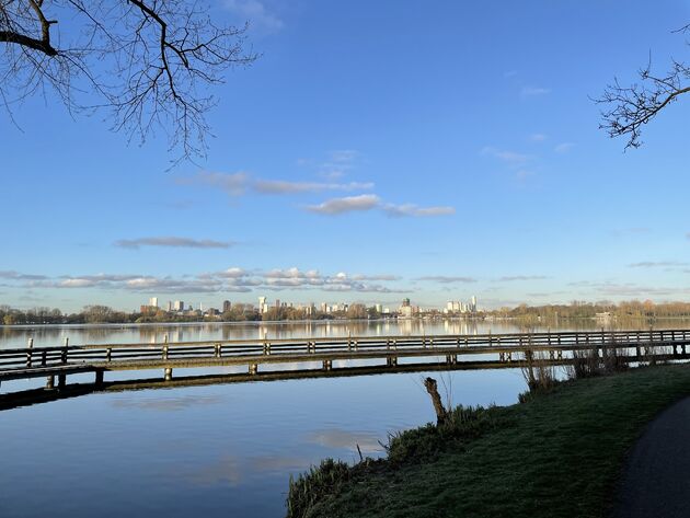 <em>Genieten van je rondje om de Kralingse Plas met uitzicht op de Rotterdamse skyline!<\/em>