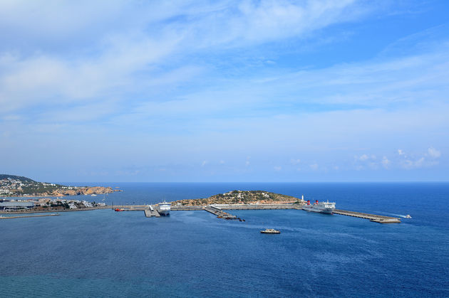 Bootjes in het azuurblauwe water van de haven van Ibiza