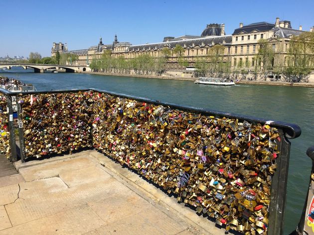 Het hek vooraan de Pont des Arts is nu ook helemaal behangen met liefdesslotjes