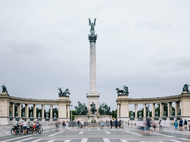 Het indrukwekkende Heldenplein in Boedapest \u00a9 Yudai Ibusuki - Adobe Stock