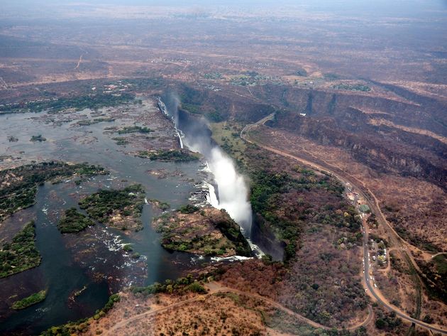 We komen aanvliegen vanaf de Zambezi rivier richting de Victoria Falls...