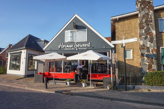 Bij een bezoek aan Grou mag het proeven van de grilled tapas van Herman niet ontbreken