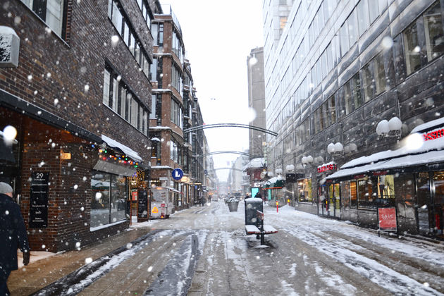 Sneeuw zorg heel even voor een verlaten winkelstraat.